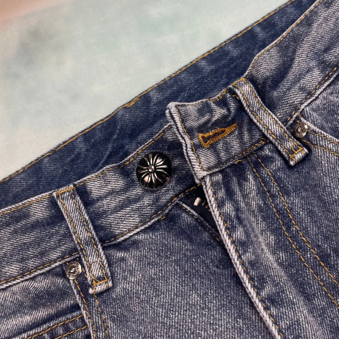 🅿️290 🔘Style number-KL163 🔘Croxin 𝐂𝐡𝐫𝐨𝐦𝐞 𝐇𝐞𝐚𝐫𝐭 city limited Sanskrit cross patch leather jeans* This Croxin city limited series of jeans is a very popular limited edition in the fashion circle! It is made of classic blue denim, which has a great texture, is crisp and soft, and is extremely durable. The colorful crosses and letter patterns on the pants are so eye-catching. The crosses are available in blue and white, and are presented through exquisite craftsmanship. They have a strong three-dimensional effect and the colors are not easy to fade. The letter pattern is exquisite and paired with the cross, it is full of fashion. In terms of production technology, Croxin has always pursued perfection. The wiring is neat, the hardware accessories are customized, and the buttons, zippers, etc. all have Croxin's signature details, giving it a full sense of luxury. The straight version doesn't matter the shape of your legs. It looks good on both thick and thin legs, and it's super versatile. The matching suggestions are as follows: Street fashion style: Wear a loose white hooded sweatshirt on the upper body, a black Crow Heart leather jacket, black high-top Converse or Martin boots, and then put on a Crow Heart silver necklace or ring to look cool and handsome. Casual fashion style: Pair with a solid-color short-sleeved T-shirt, such as black, white and gray, which looks great. Wear white Nike sneakers and carry a heart-shaped crossbody bag. It is comfortable and fashionable for daily outings. Retro personality style: Wear a floral shirt tucked into the waistband, and pair with retro western boots or designer dad shoes to easily create a retro personality atmosphere. These pants are fashionable and versatile. They can also be worn as a couple's style. They are so eye-catching when out on the street! Trend lovers don’t miss it!  Size: S M L XL (28.30.32.34) Color: Blue